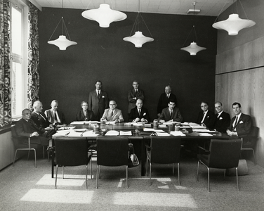 106103 Groepsportret van het bestuur van de Kring Midden-Utrecht tijdens een vergadering in het provinciehuis (Kromme ...